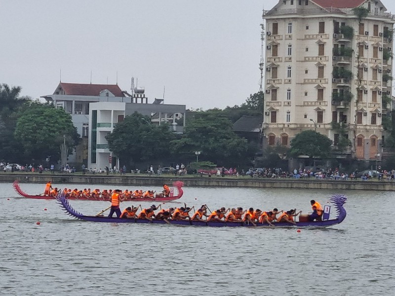 Sôi nổi cuộc đua bơi chải trên hồ Văn Lang