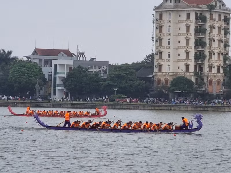 Sôi nổi cuộc đua bơi chải trên hồ Văn Lang