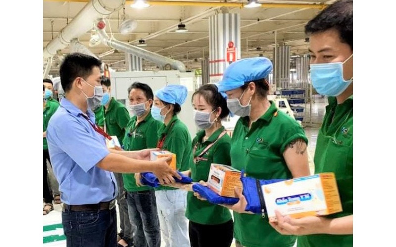 Tặng khẩu trang cho công nhân ở khu công nghiệp Nhơn Trạch.