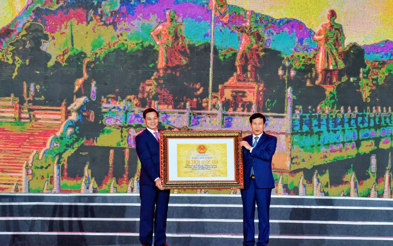 Bộ trưởng Văn hoá- Thể thao và Du lịch trao Bằng di tích lịch sử quốc gia cho lãnh đạo UBND TP Hải Phòng Âm vang chiến thắng trên sông Bạch Đằng -0
