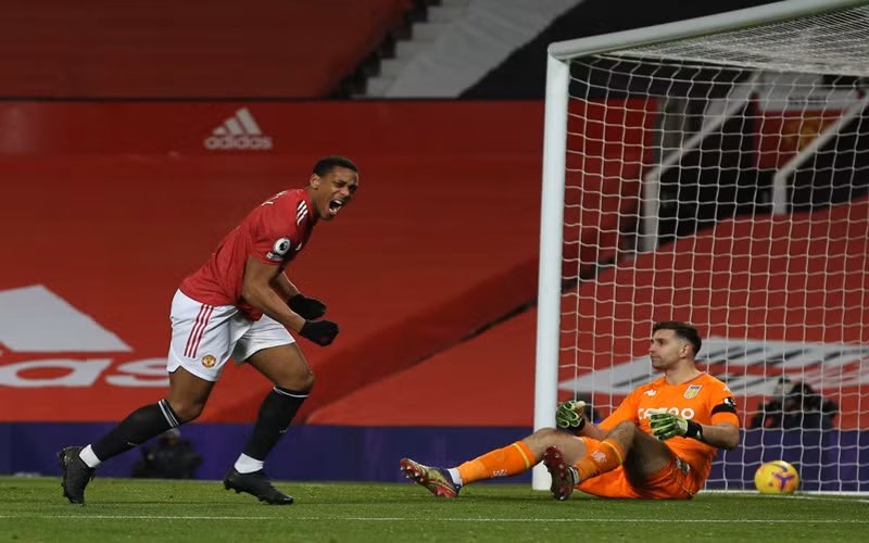 A. Martial (áo đỏ) mở tỷ số cho Man United.