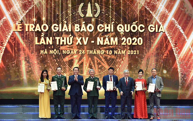 Đại diện Lãnh đạo Đảng, Nhà nước trao giải cho các nhóm tác giả đoạt Giải A, trong đó có tác giả Nguyễn Hữu Phùng Nguyên, Ban Nhân Dân Hàng tháng, Liên Chi hội Báo Nhân Dân (Ảnh: Hải Nguyên). Chủ tịch nước trao Giải Đặc biệt Giải Báo chí Quốc gia tặng Báo Nhân Dân -0