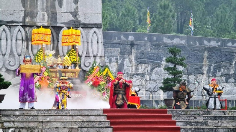 Cách đây 232 năm, Nguyễn Huệ lên ngôi Hoàng đế, lấy hiệu Quang Trung và phát động cuộc xuất quân thần tốc ra Bắc, đại phá quân Thanh và giải phóng Kinh thành Thăng Long. Dâng hương kỷ niệm 232 năm Quang Trung - Nguyễn Huệ lên ngôi Hoàng đế -0