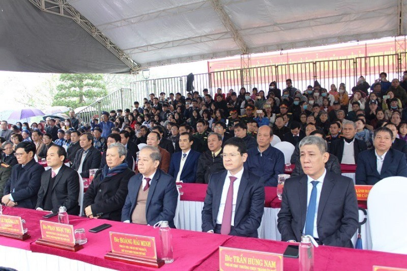 Lãnh đạo tỉnh, TP Huế, đại diện các ban, ngành, tôn giáo và đông đảo các tầng lớp nhân dân đến dự lễ kỷ niệm. Dâng hương kỷ niệm 232 năm Quang Trung - Nguyễn Huệ lên ngôi Hoàng đế -0