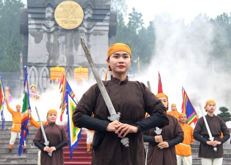 Buổi lễ giúp người dân ôn lại trang sử hào hùng phong trào Tây Sơn và Thiên tài quân sự vua Quang Trung được lịch sử ghi nhận và ngợi ca. Dâng hương kỷ niệm 232 năm Quang Trung - Nguyễn Huệ lên ngôi Hoàng đế -0