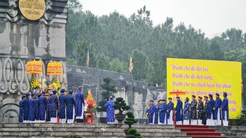 Tiến hành nghi lễ kỷ niệm 232 năm Quang Trung - Nguyễn Huệ lên ngôi Hoàng đế và Chiến thắng Ngọc Hồi - Đống Đa. Dâng hương kỷ niệm 232 năm Quang Trung - Nguyễn Huệ lên ngôi Hoàng đế -0