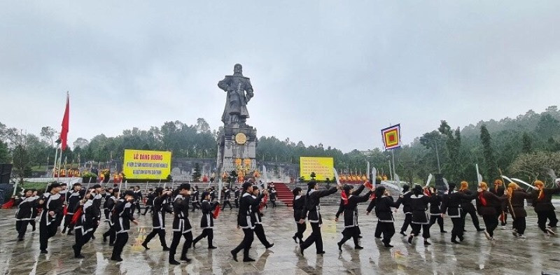 Các võ sinh Huế biểu diễn võ thuật truyền thống. Dâng hương kỷ niệm 232 năm Quang Trung - Nguyễn Huệ lên ngôi Hoàng đế -0