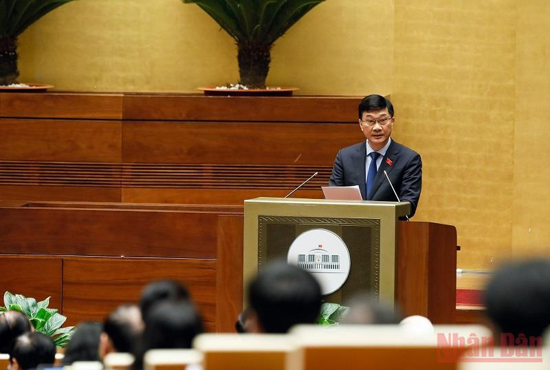 Chủ nhiệm Ủy ban Kinh tế của Quốc hội Vũ Hồng Thanh trình bày Báo cáo thẩm tra. (Ảnh: Đăng Khoa) Chính phủ trình gói hỗ trợ phục hồi và phát triển kinh tế quy mô gần 350 nghìn tỷ đồng -0