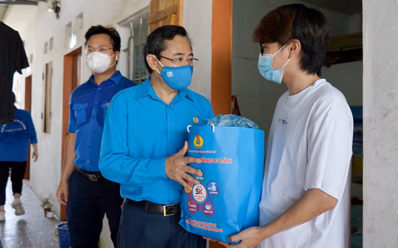 Chương trình "Đoàn kết chống dịch" hỗ trợ người khó khăn và tặng quà chốt trực