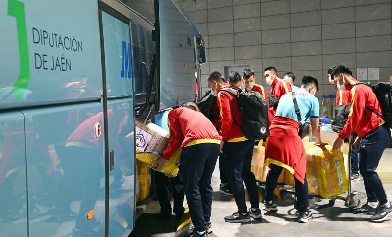 Toàn đội di chuyển về khách sạn. (Ảnh: VFF) Đội tuyển futsal Việt Nam đã có mặt tại Tây Ban Nha -0