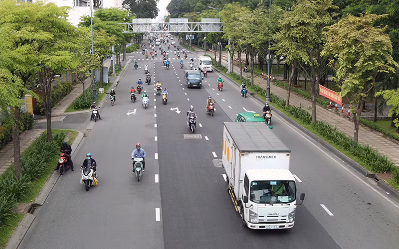 Ðường phố tại TP Hồ Chí Minh bắt đầu đông đúc trở lại trong ngày đầu nới lỏng giãn cách xã hội. Ảnh TTXVN 