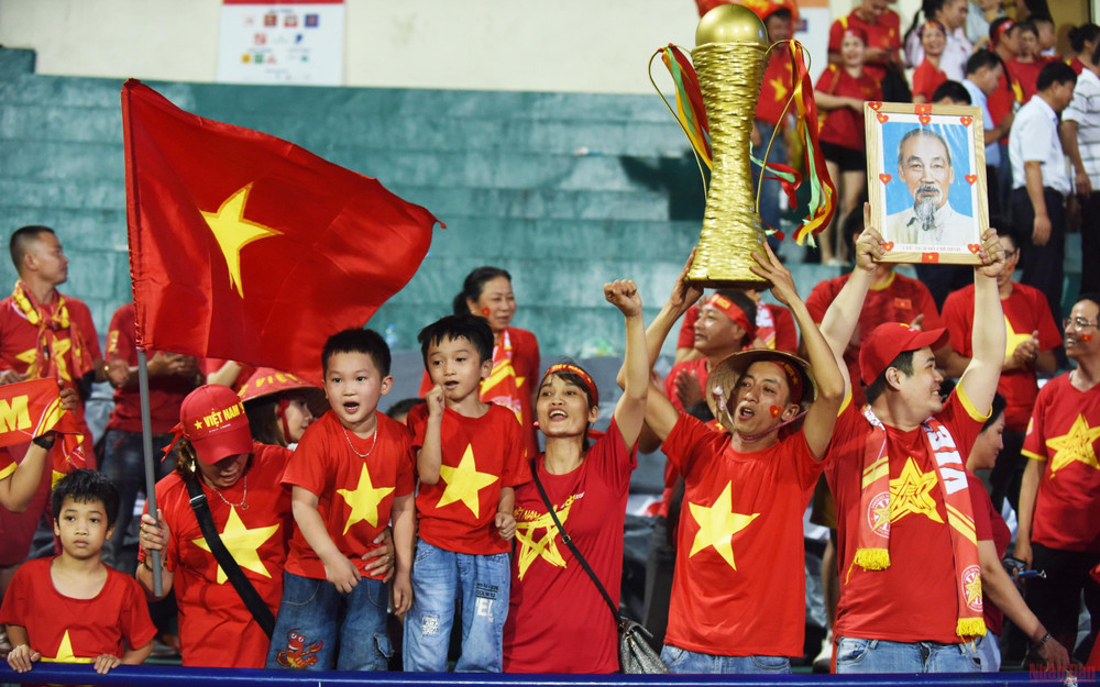 Người hâm mộ hân hoan sau chiến thắng của đội tuyển Việt Nam. (Ảnh: TRẦN HẢI)