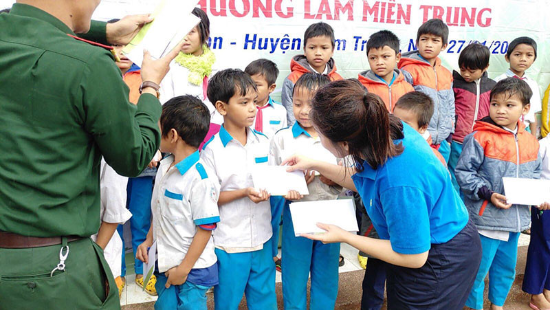 Các em học sinh có hoàn cảnh khó khăn nhận học bổng hỗ trợ từ Đại diện Tập đoàn Novaland. TẬP ĐOÀN NOVALAND TIẾP TỤC ĐỒNG HÀNH CÙNG NGƯỜI DÂN VÙNG LŨ QUẢNG NAM -0