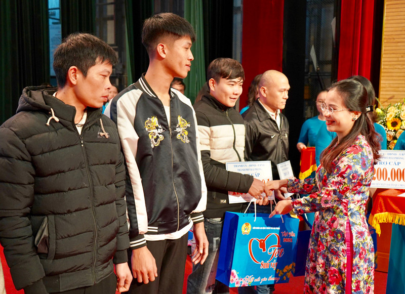 Trao trợ cấp tặng công nhân, lao động có hoàn cảnh khó khăn. Ấm áp Tết sum vầy- Kết nối yêu thương trên thành phố Cảng -0
