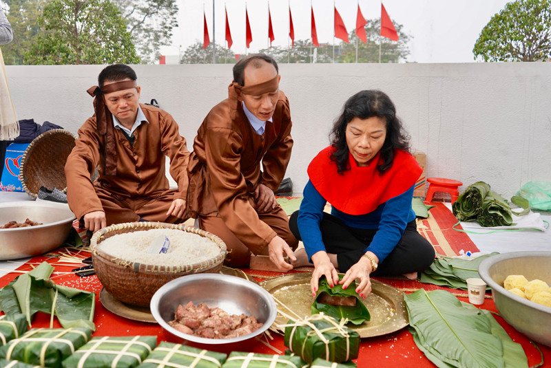Công nhân, lao động trải nghiệm gói bánh chưng Tết. Ấm áp Tết sum vầy- Kết nối yêu thương trên thành phố Cảng -0