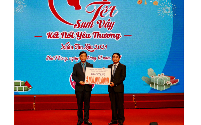 Lãnh đạo TP Hải Phòng trao ba tỷ đồng quà tặng công nhân, lao động có hoàn cảnh khó khăn.
