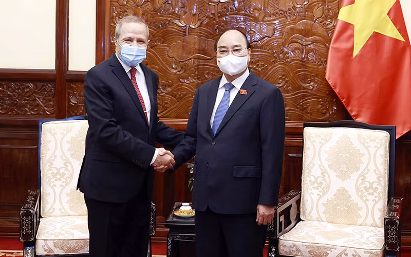 Chủ tịch nước Nguyễn Xuân Phúc và Ðại sứ Algeria Mohamed Berrah. Ảnh: TTXVN