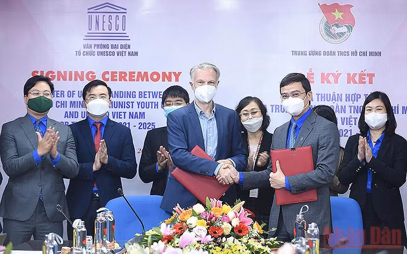 Đồng chí Bùi Quang Huy và ông Christian Manhart trao đổi biên bản Thỏa thuận hợp tác tại buổi lễ.