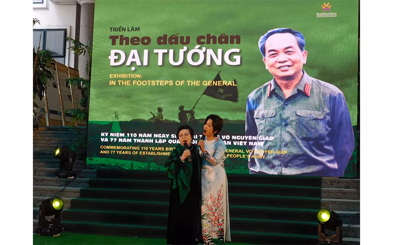 Tác giả Nguyễn Thị Mỹ Dung song ca cùng ca sĩ Mỹ Linh tại lễ khai mạc triển lãm. Ảnh: Ngọc Diệp