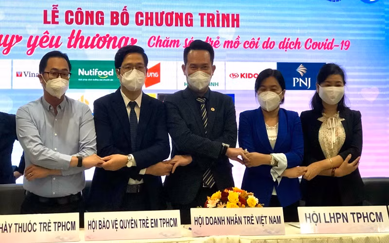 Ký kết thực hiện Chương trình “Vòng tay yêu thương”.