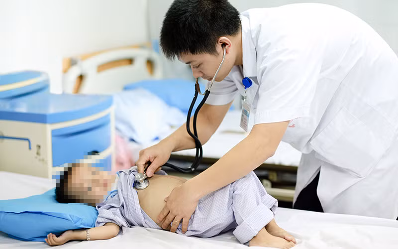 Bệnh nhi tan máu bẩm sinh đang điều trị tại Viện Huyết học - Truyền máu Trung ương.