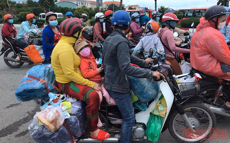 Dòng người Cà Mau đèo nhau hồi hương trong sự hỗ trợ an toàn của lực lượng chức năng.