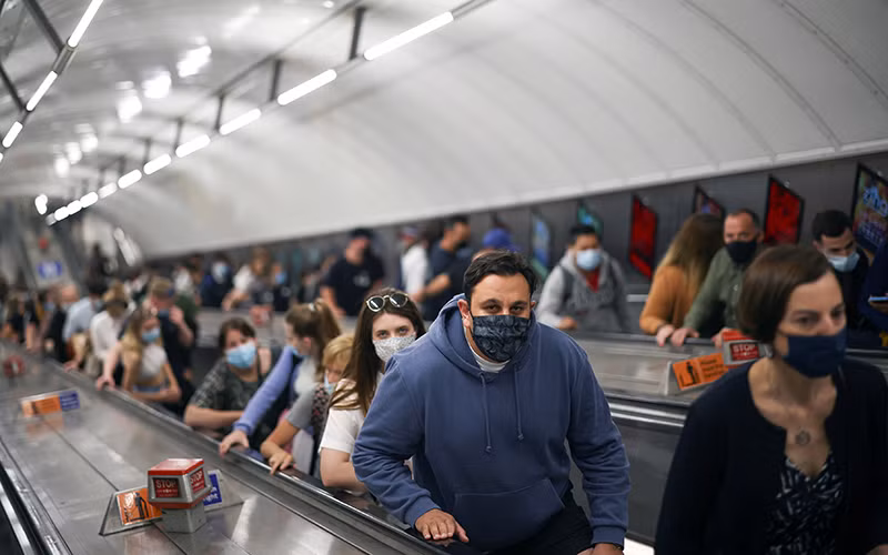 Người dân sử dụng thang cuốn di chuyển khỏi ga tàu điện ngầm tại London, Anh. Ảnh: Reuters