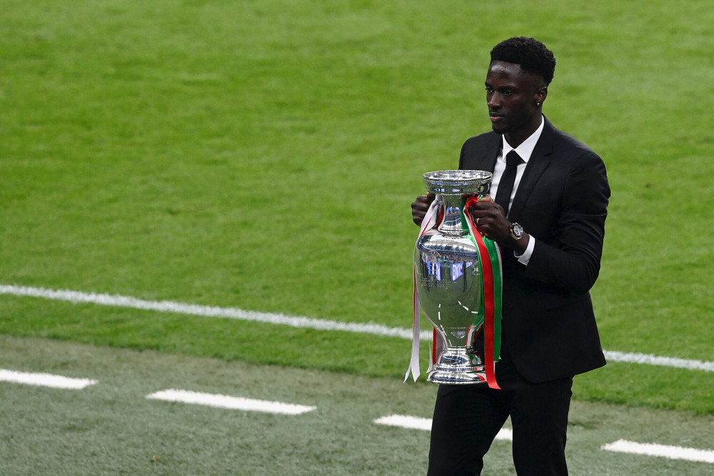 Eder, người đã ghi bàn quyết định đưa Bồ Đào Nha lên ngôi vô địch EURO 2016 mang chiếc cúp Henri Delaunay vào sân. (Ảnh: UEFA) Cận cảnh Italia đăng quang ngôi vương EURO 2020 -0