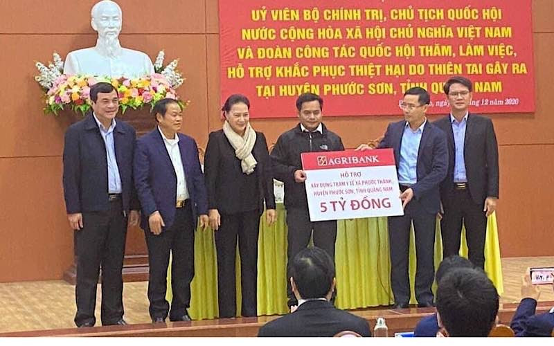 Tham gia cùng Đoàn công tác, ông Phạm Đức Ấn - Chủ tịch Hội đồng thành viên Agribank đã trao 5 tỷ đồng hỗ trợ xây dựng trạm y tế tại xã Phước Thành - Phước Sơn - Quảng Nam và 160 suất quà, mỗi suất trị giá 2 triệu đồng để động viên bà con nhân dân khắc phục thiệt hại, sớm ổn định cuộc sống. Chủ tịch Quốc hội thăm, tặng quà người dân huyện Phước Sơn -0