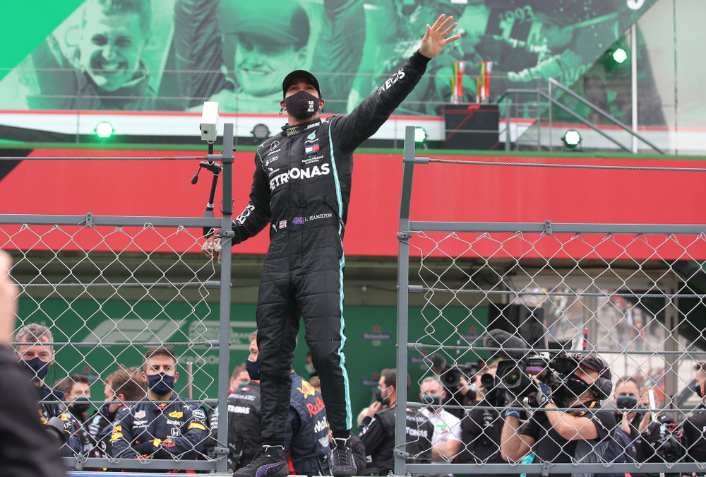 Lewis Hamilton trên bục nhận giải. F1 chào đón vị vua mới -0