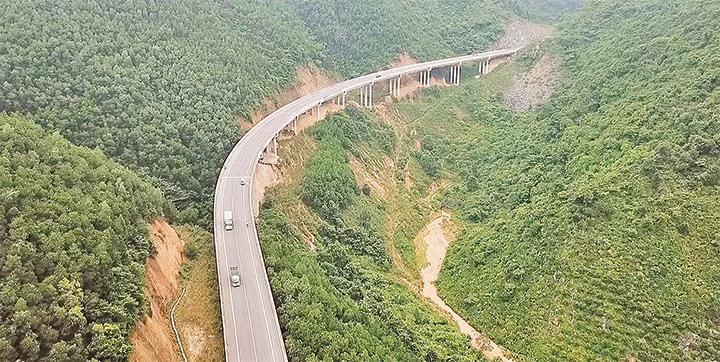Kết cấu hạ tầng giao thông của Bắc Kạn đang có bước đột phá. Trong ảnh: Một cầu cạn trên đường tiền cao tốc Thái Nguyên - Bắc Kạn.