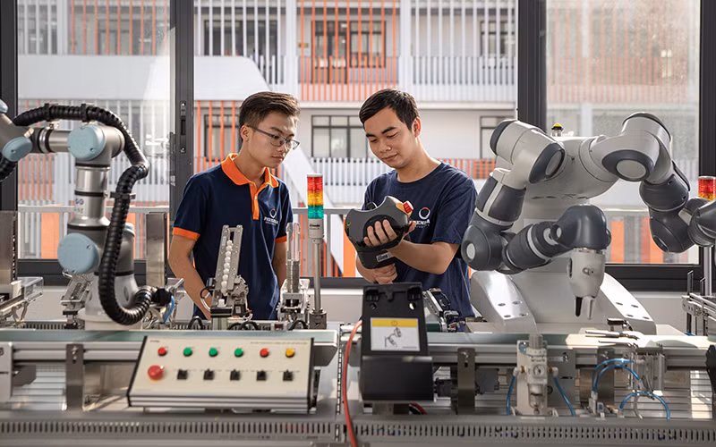 Sinh viên Trường đại học Phenikaa trong giờ thực hành nghiên cứu khoa học. Ảnh: CẨM LỆ