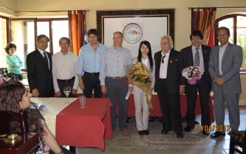 Anh hùng Kostas Sarantidis Nguyễn Văn Lập và Ban Chấp hành Hội Hữu nghị Việt Nam - Hy Lạp sau khi được kiện toàn. Ông Lập giữ vị trí Chủ tịch danh dự Hội. (Ảnh do đồng chí Vũ Bình, nguyên Đại sứ Việt Nam tại Hy Lạp, cung cấp)