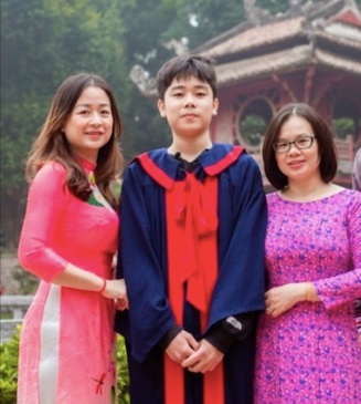 Trần Tùng Bách (giữa) cùng các cô giáo. Ba thí sinh cao điểm nhất kỳ thi tuyển sinh vào lớp 10 của Hà Nội -0