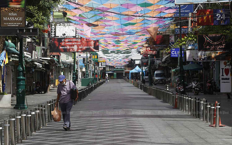 Đường phố Bangkok vắng bóng người trong bối cảnh làn sóng lây nhiễm thứ ba bùng phát tại Thái Lan. Ảnh: Bangkok Post Dịch Covid-19: Số ca nhiễm mới tại châu Âu và châu Phi tăng mạnh trong tuần qua -0
