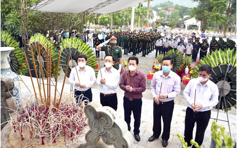 Các đại biểu thắp hương tại Nghĩa trang. Sống bám đá đánh giặc, chết hóa đá bất tử -0