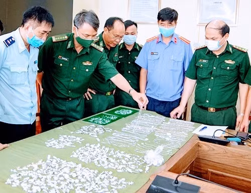 Các lực lượng chức năng kiểm tra số hàng hoá thu giữ