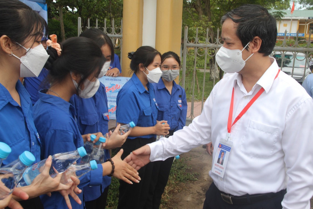 Bộ trưởng gặp gỡ các tình nguyện viên bên ngoài điểm thi. Bộ trưởng Nguyễn Kim Sơn động viên thí sinh trong buổi thi đầu -0