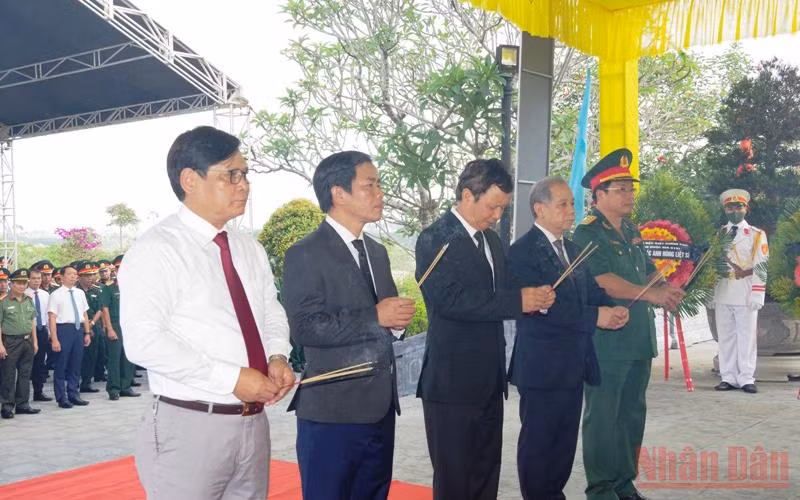 Các đồng chí lãnh đạo Tỉnh ủy, Ủy ban nhân dân tỉnh và các ban, ngành dâng hương lên các Anh hùng, liệt sĩ.
