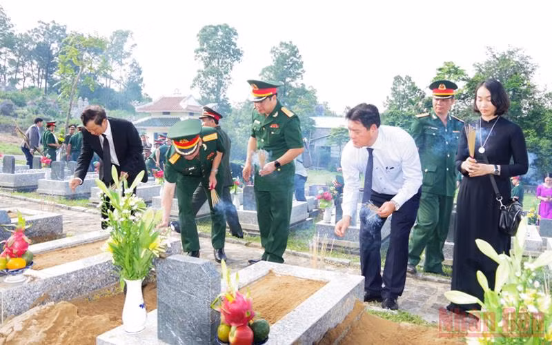 Truy điệu, an táng 16 hài cốt liệt sĩ Quân tình nguyên và chuyên gia Việt Nam hy sinh tại Lào -0
