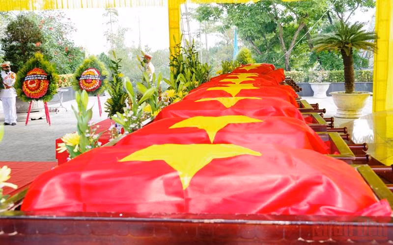 Truy điệu, an táng 16 hài cốt liệt sĩ Quân tình nguyên và chuyên gia Việt Nam hy sinh tại Lào -0