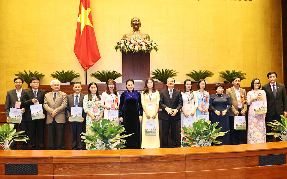 Chủ tịch Quốc hội và lãnh đạo Văn phòng Quốc hội, Ủy ban Thanh nhiên, Thiếu niên và Nhi đồng, Bộ Giáo dục và Đào tạo chụp ảnh lưu niệm với các đại biểu tại Hội trường Diên Hồng (Nhà Quốc hội) Chủ tịch Quốc hội Nguyễn Thị Kim Ngân gặp mặt, tôn vinh nhà giáo, cán bộ quản lý giáo dục tiêu biểu -0