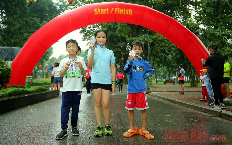 Nhiều runner nhí cũng hào hứng hoàn thành trọn vẹn chạy 5km quanh Công viên Thống Nhất. Gần 1.000 người chạy vì một Việt Nam khỏe mạnh -0