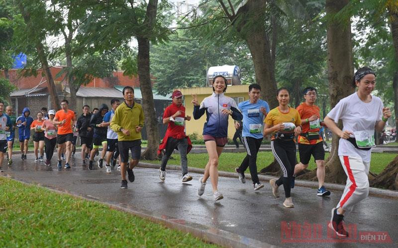 Gần 1.000 người đã tham gia giải chạy để bày tỏ tình cảm với những người mình yêu quý thông qua chạy bộ.