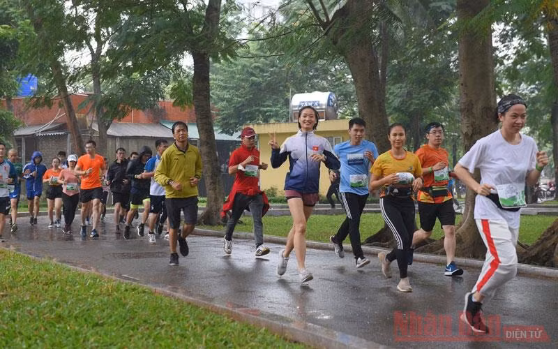 Gần 1.000 người đã tham gia giải chạy để bày tỏ tình cảm với những người mình yêu quý thông qua chạy bộ.