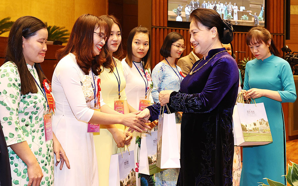 Chủ tịch Quốc hội tặng quà các đại biểu tham dự cuộc gặp nhân dịp kỷ niệm Ngày Nhà giáo Việt Nam. Chủ tịch Quốc hội Nguyễn Thị Kim Ngân gặp mặt, tôn vinh nhà giáo, cán bộ quản lý giáo dục tiêu biểu -0