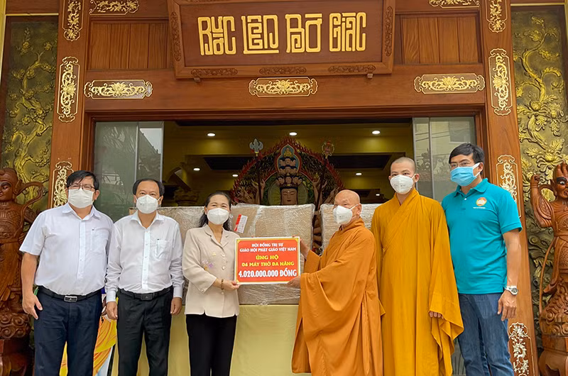 Đại diện Giáo hội Phật giáo Việt Nam trao máy thở đa năng cho lãnh đạo TP Hồ Chí Minh.