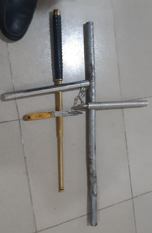 Hung khí các đối tượng dùng để hỗn chiến. Bắt bảy đối tượng hỗn chiến giành khách trước cổng bệnh viện -0
