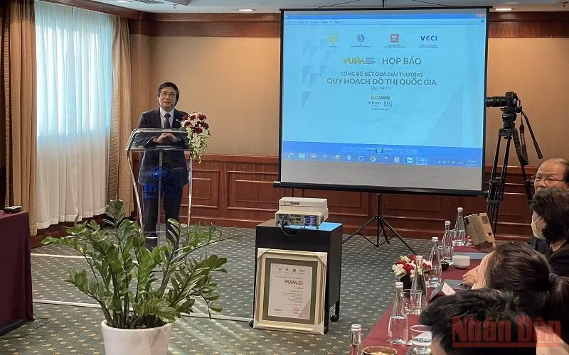 Chủ tịch VUPDA Trần Ngọc Chính, Trưởng ban tổ chức Giải thưởng VUPA 2020 phát biểu tại họp báo.