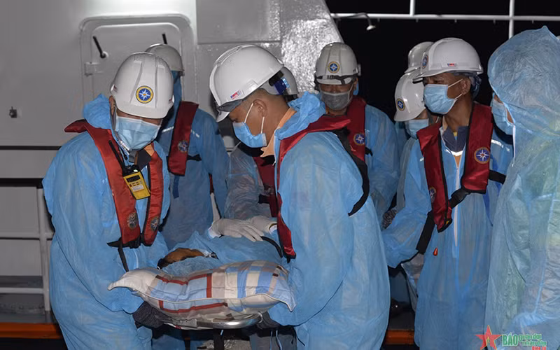 Thuyền viên được cứu kịp thời, đưa về bờ an toàn.